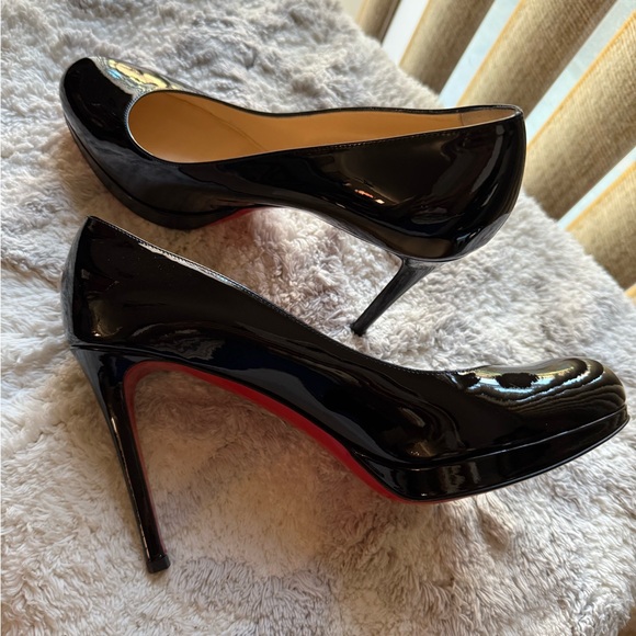 Christian Louboutin Shiny Black Heels with Red Sole - Picture 2 of 4